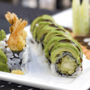 El cheese maki es un roll de sushi delicioso y sabroso que combina el sabor cremoso del queso crema con el toque fresco del camarón y la palta. Es un plato perfecto para compartir o disfrutar en solitario.