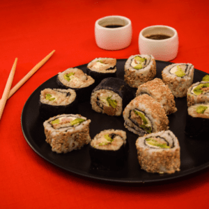 ¡Descubre la deliciosa combinación de kanikama y palta en nuestro Kani Maki! El kanikama suave y la palta cremosa se complementan perfectamente. ¡No te lo pierdas!