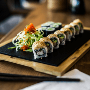 ¡Disfruta de nuestro sushi roll de estilo vegetariano combinación de palmito y palta en nuestro Kappa Maki!