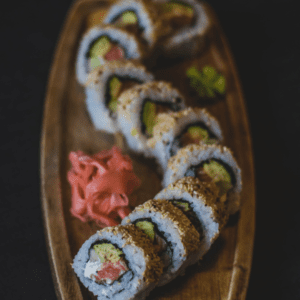 Prueba los deliciosos cortes de sushi con Salmón Queso Crema Palmito y Cebollín