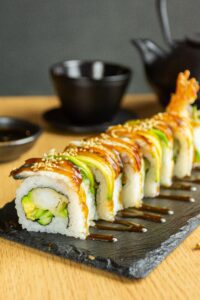 ¡Descubre la deliciosa combinación de palmito, queso crema y cebollín envuelto en palta en nuestro sushi Palmito Light Roll