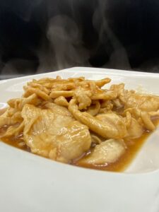 pollo solo son filetes de pollo salteados con salsas chinas perfecto para compartir y acompañar platos como arroz chaufa especial wantan arrollados primavera arroz blanco papas fritas chaumin