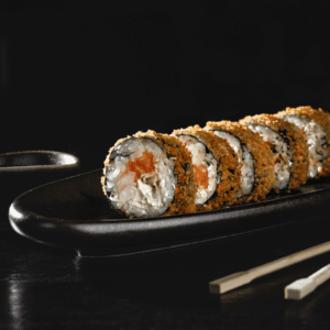 Un rollo de sushi con carne, queso crema y cebollín, tempura. La carne de res es marrón y brillante, el queso crema es blanco y cremoso, el cebollín es verde y fresco, y la tempura es dorada y crujiente.