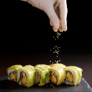 Un rollo de sushi con palmito, queso crema y palta. El palmito es verde y crujiente, el queso crema es blanco y cremoso, la palta es verde y cremosa, y la tempura es dorada y crujiente.