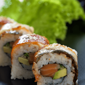 ¡Disfruta de la deliciosa combinación de kanikama y palta en nuestro Kani Maki . El kanikama suave y la palta cremosa se complementan perfectamente. ¡No te lo pierdas!