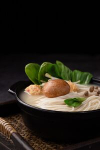 Sopa Hanchow, un delicioso plato tradicional cantonés, ahora en tu casa. Una sopa caliente y reconfortante, hecha con fideos de arroz, pollo, camarones, verduras y un caldo de sabor intenso, con un toque de jengibre.