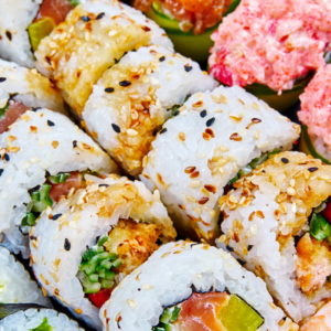 Una tabla de sushi de 30 piezas con una variedad de rollos, incluyendo california, tempura, sesamo, palta y hosomaki. Los rollos están envueltos en alga nori y rellenos de una variedad de ingredientes, como salmón, atún, kanikama, pollo, camarones, palta y queso crema