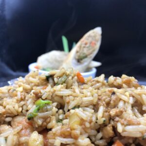 arroz chaufa especial arroz salteado con soja camarones jamón carne tarilla de huevo cebollín y verduras perfecto para compartir y acompañar platos como carne mongoliana shapsui y costillar de cerdo cantones