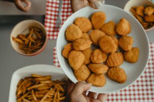 nuggets de pollo para compartir y acompañar platos como carne mongoliana shapsui y costillar de cerdo cantones arroz chaufa tallarines