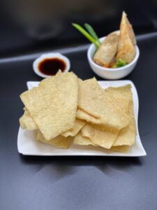 wantan frito es una masa de trigo frita y crocante perfecto para acompañar platos como carne mongoliana shapsui y costillar de cerdo cantones tallarines y sopas